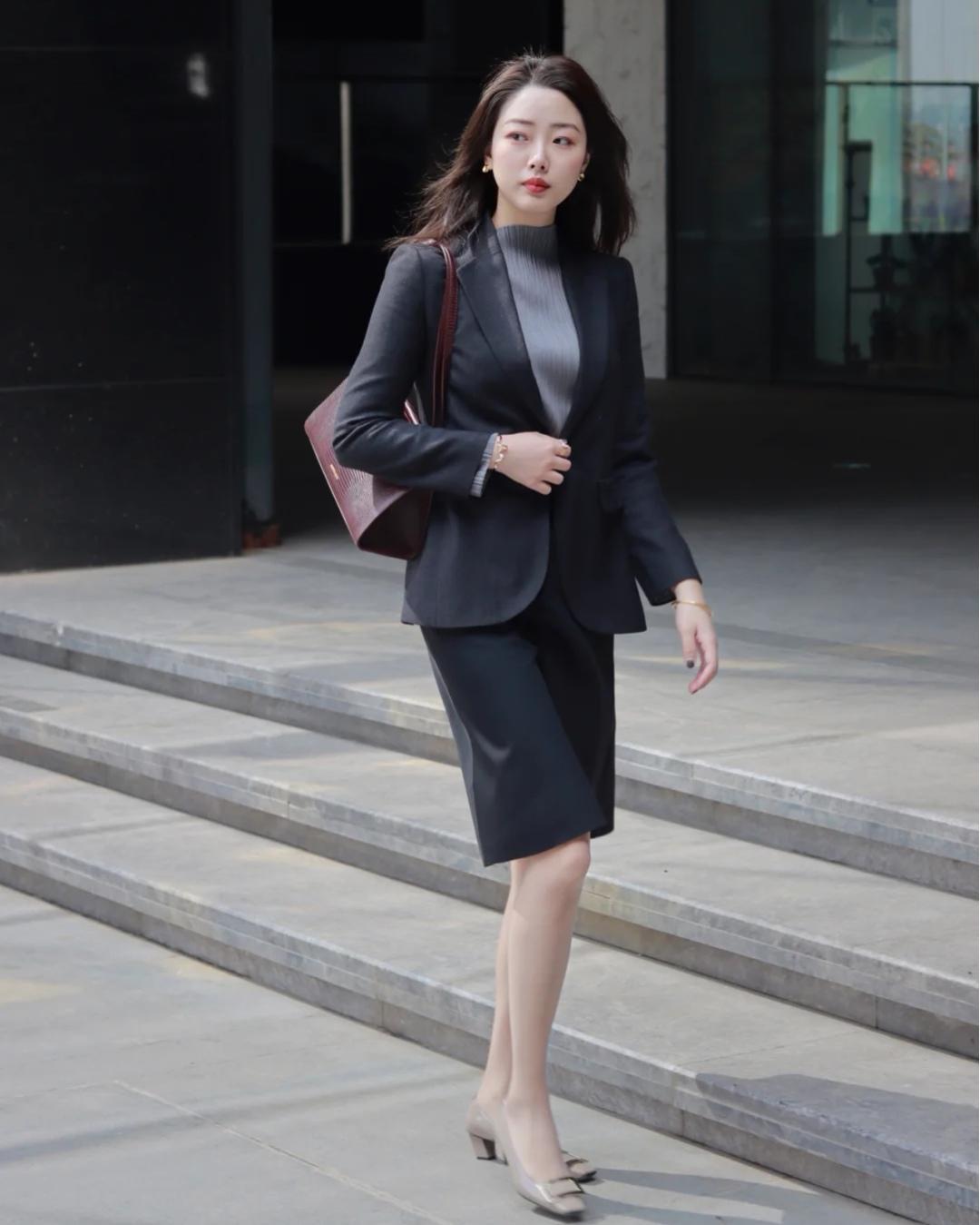 搭配|25岁~35岁女性怎么选西装?搭配衬衫或半身,能提升气质又减龄