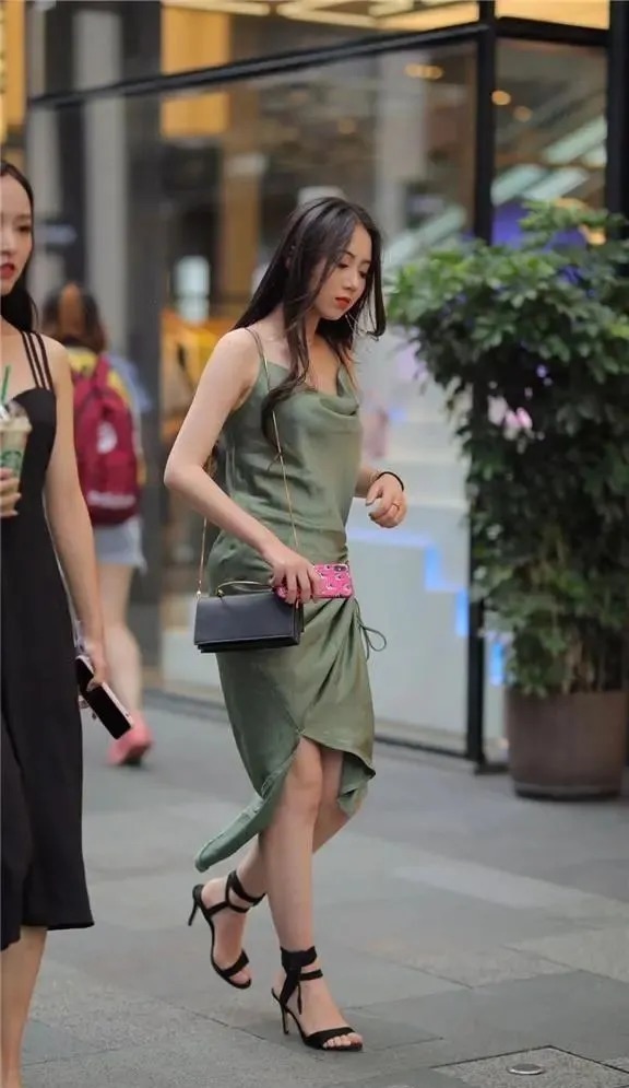 丝绸|吊带连衣裙搭配高跟鞋,温柔清新,耐看又显身材