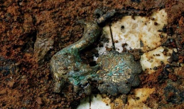 海昏侯五号墓中发现四件青铜器,青铜虎脚下有轮子,这是怎么回事