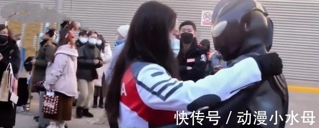 小姐姐|迪迦与丽娜漫展相遇,激动之余相互拥抱,没想到时间是把杀猪刀