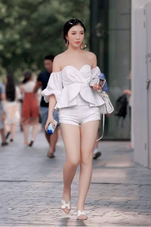 外套|长发飘飘的美女，修身外套搭配短裤，尽显时尚女神魅力