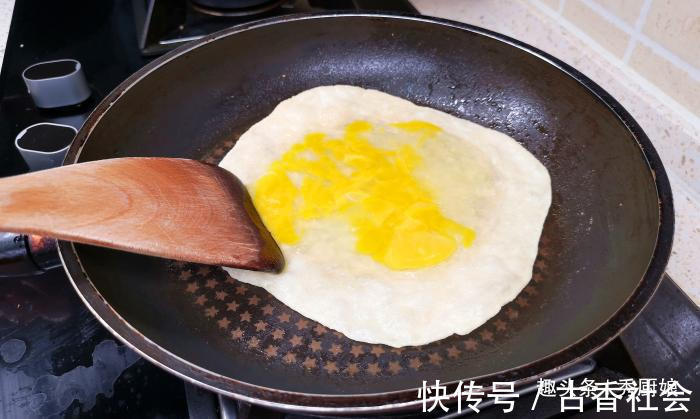 烙饼时,有人抹油,有人烫面,老面点师傅都不对,教你正确做法