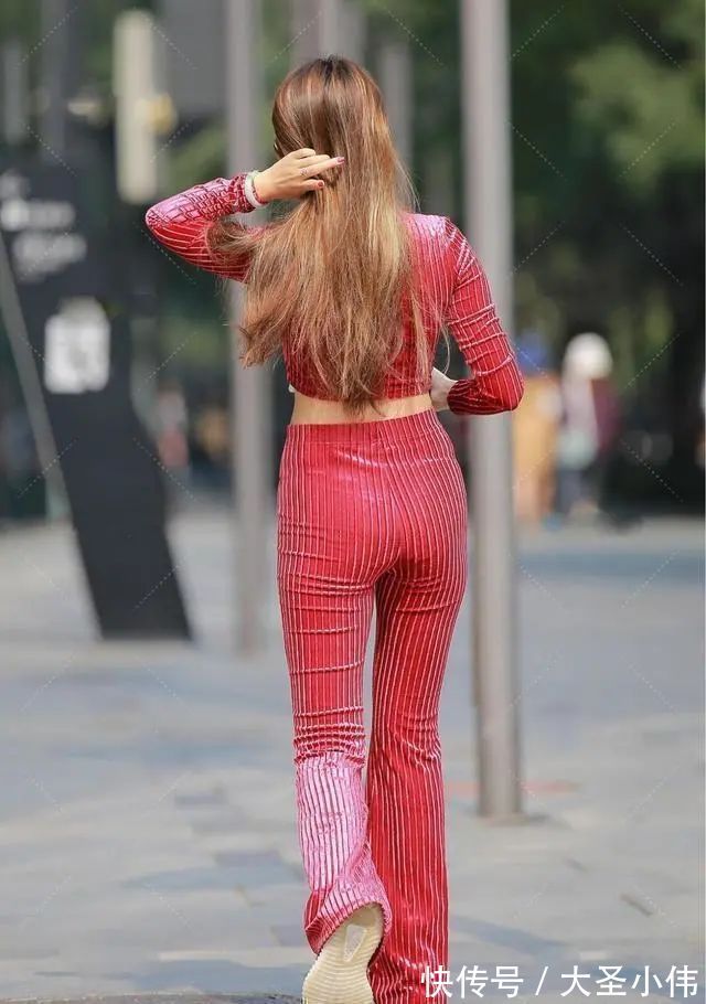 过膝长靴 美女街拍:红色修身长袖搭配红色打底裤,简约舒适风格,拉长腿部的长度