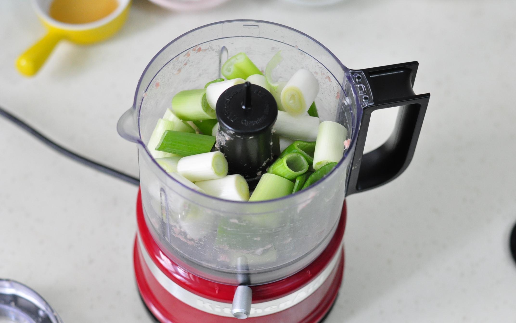 皮软馅嫩的小笼包，一口一个超满足，蒸一锅也不够吃