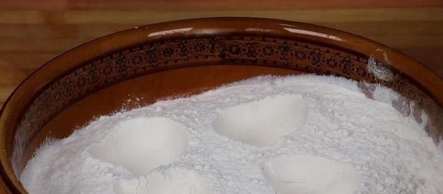 面粉里打4个鸡蛋,不用水,不油炸,比面包还好吃,上桌就抢光