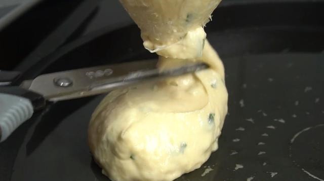 教你做手不沾面的烙饼，10分钟搞定全家人早餐，蓬松暄软像面包