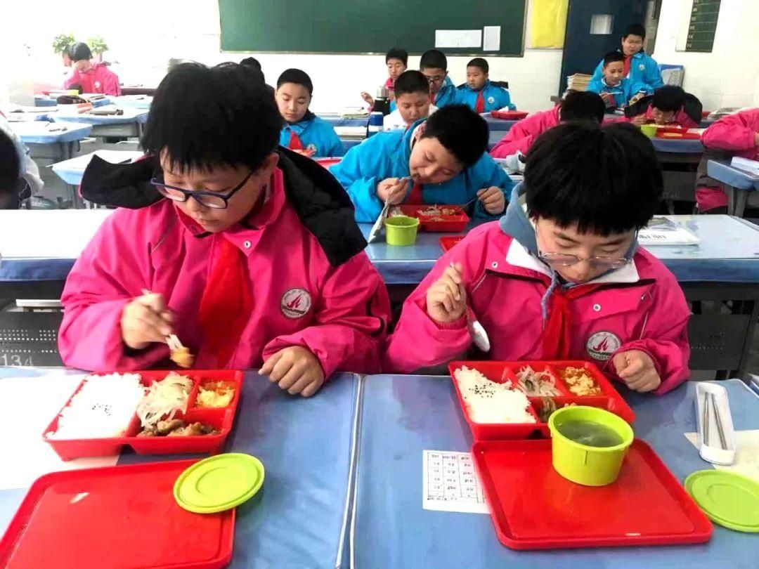 孩子午餐在哪吃？吃的好吗？河南一地公布中小学午餐供应情况问卷调查结果！