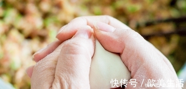 包饺子别只会用手捏,太麻烦了,教你一招,1分钟一抽屉还不脏手!