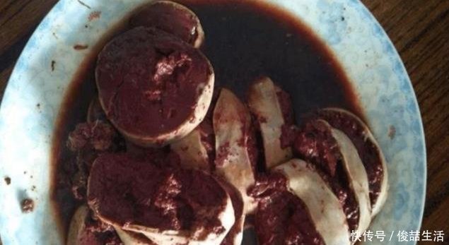 头一次去北方同事家吃饭,他亲自做了一桌子菜,我没有动筷子