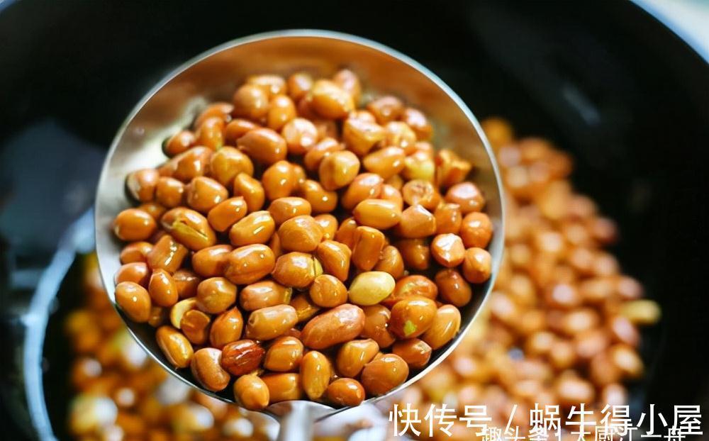 油炸花生米,先下锅炸就错了!难怪不酥脆,教你正确做法