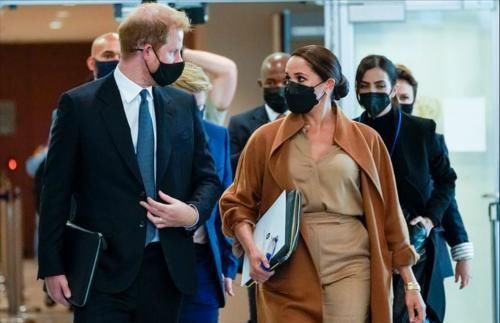 红色系 梅根真有钱啊!三天行程6套衣服60万,外加260万珠宝,土豪风十足