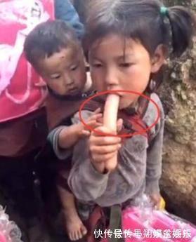 红眼|姐姐自己吃香肠,弟弟在后面看着,姐姐的动作很暖心