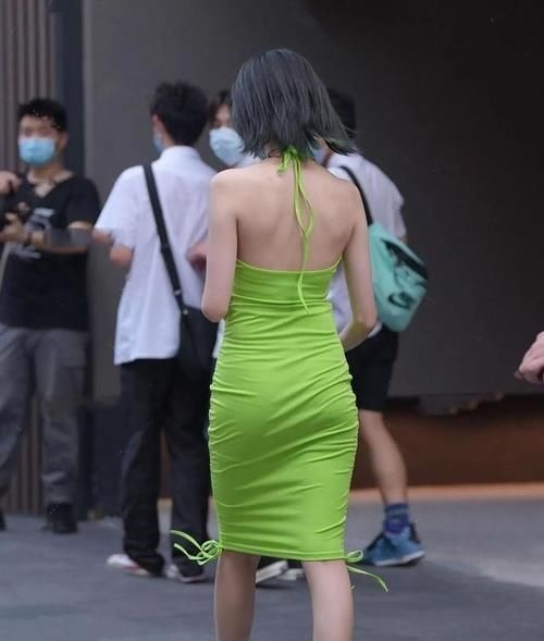 吊带衫 那舒适的穿搭,打造出舒适的微笑,就是鞋子有点让人失望