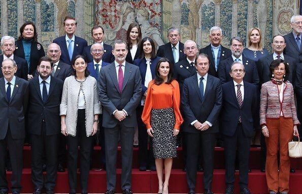 莱蒂齐亚王后|西班牙王后又穿Zara橘色灯笼袖上衣配豹纹裙真美,又要抢断货