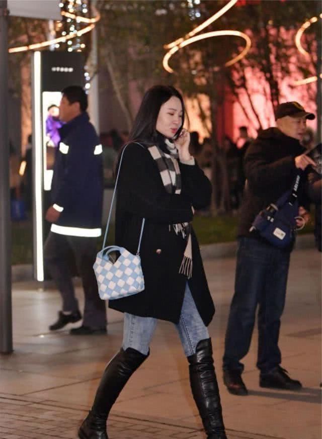 街拍,美女休闲牛仔裤搭配白色T恤,显得特别的顺眼