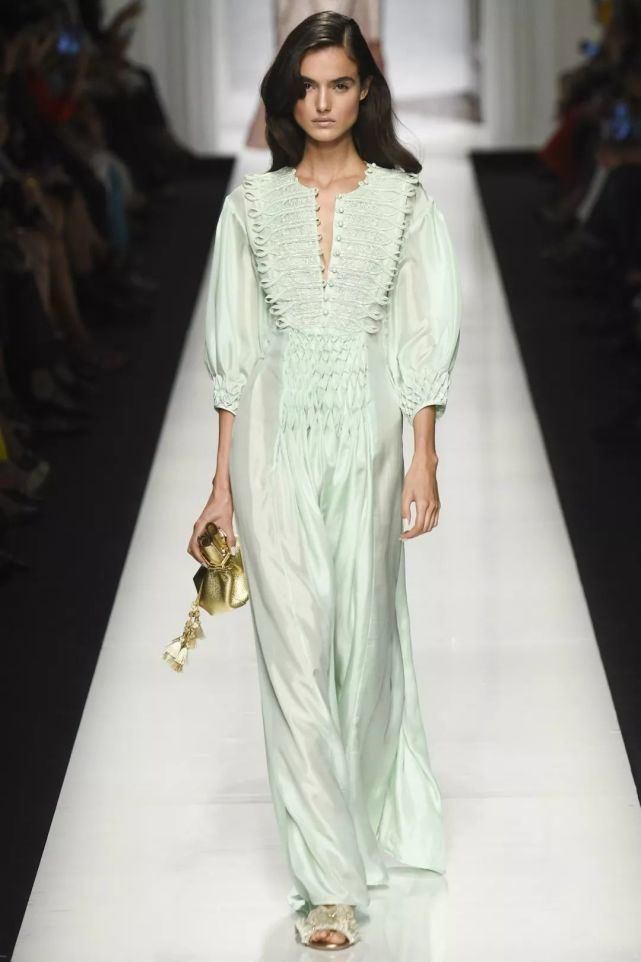 时装|干货丨时装大牌设计师都在用的手艺学会手工绣缀,给你的创意立裁加加餐