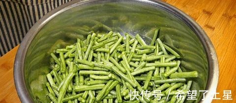 面粉|长豆角别只炒菜吃，教你一道农家做法，是饭也是菜，好吃解馋！