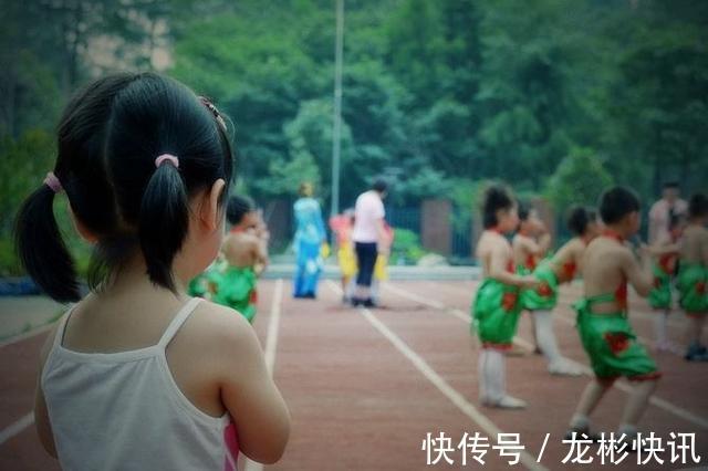 规律|2岁孩子不爱跟小朋友玩,是孤僻吗社交发育规律告诉你多虑了