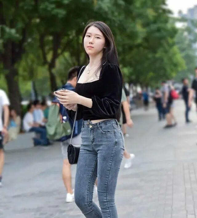 v领 吊带打底裤清凉露肉,有一种独特魅力,还不显胖