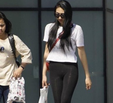 美女|街拍丰盈身形的紧身打底裤美女,展现女性纤细的小蛮腰!