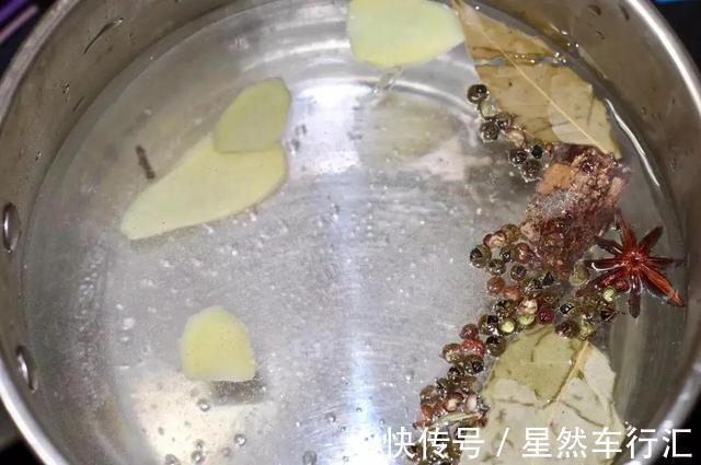 泡椒凤爪|一顿普普通通的晚餐,白菜炖豆腐再加泡椒凤爪,过瘾