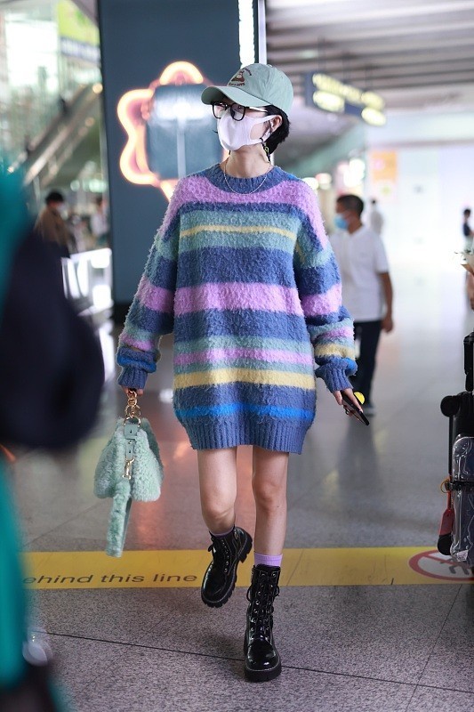 美眉 郁可唯真“挺节俭”, 针织衫都起球了还不换, 幸好版型够高级