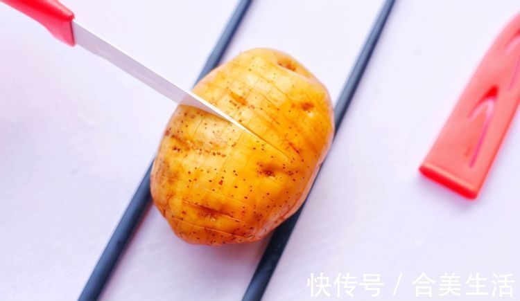 土豆的创意吃法，放进烤箱里面一烤，外脆里软，相当好吃