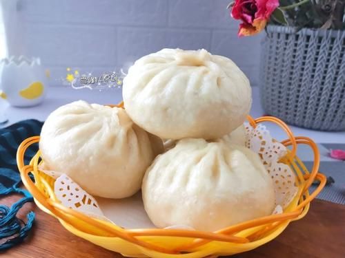 春天这菜是个宝，用它蒸包子鲜香美味，比肉馅的好吃，出锅连吃3个真过瘾