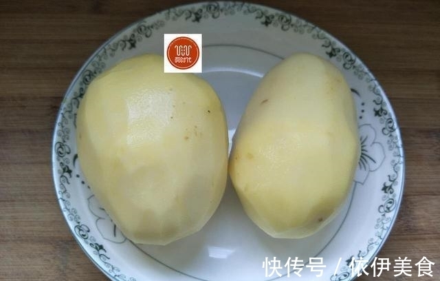 土豆新吃法,这么做简单又美味,比肉都好吃,做一盘,上桌就光盘