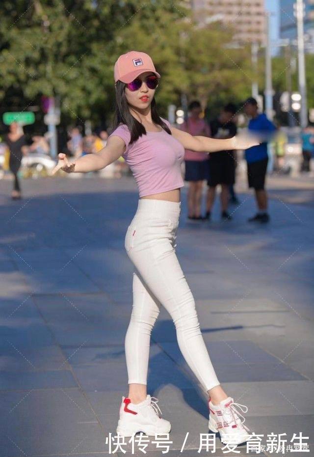 淡粉色短T搭配白色修身裤,运动感十足,青春靓丽