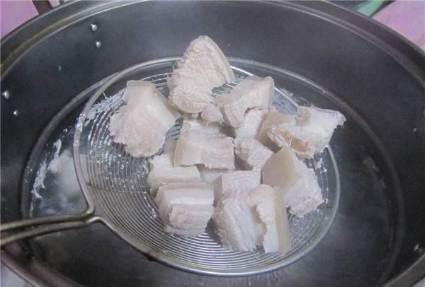 炖肉出的白沫,是营养还是脏东西切记这一步,猪肉鲜嫩无腥味