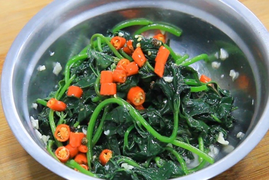 原来这才是红薯叶最好吃的做法，一煮一拌，脆嫩爽口，营养又低脂