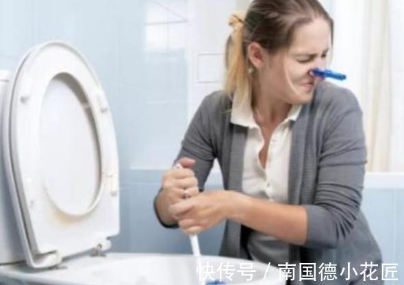 闺蜜从不刷马桶,却不见黄渍和异味,偷学后发现用3招就能搞定!