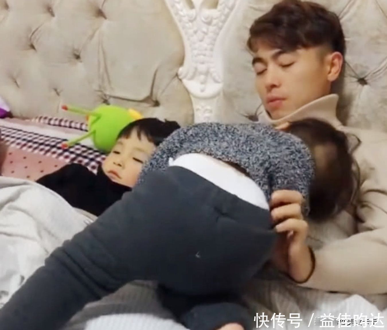 爸爸|自从生了小情人,每次哄哥哥睡觉都是这种画风,网友:心疼哥哥