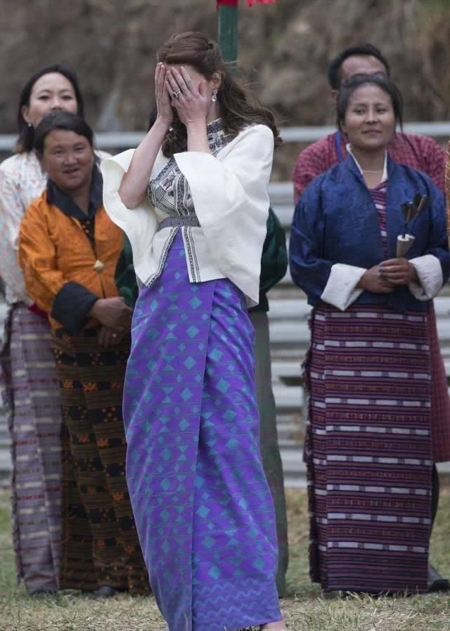凯特入乡随俗，穿不丹传统服饰优雅大气，一旁的不丹王后反显拘谨