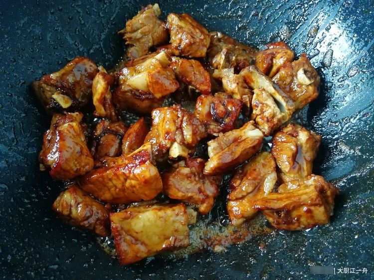 炖排骨,切忌不要直接焯水,否则又柴又腥不好吃,正确做法是这样