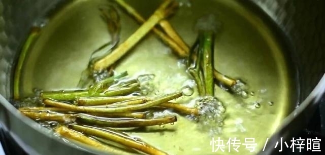 清香|葱油饼这做法火了，不揉面不烫面，清香酥脆，放上3天也不会硬
