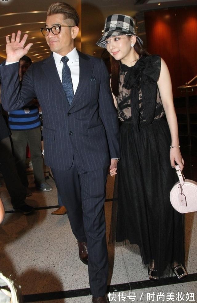 t恤|天王嫂“方媛”真低调,穿T恤配牛仔裤上班,没有一点明星架子