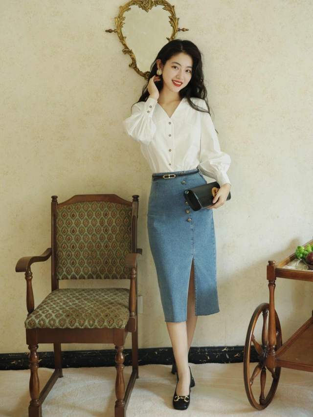 衬衫|秋天怎么穿才高级洋气,红色衬衫+牛仔裤,基础款搭配也漂亮大方