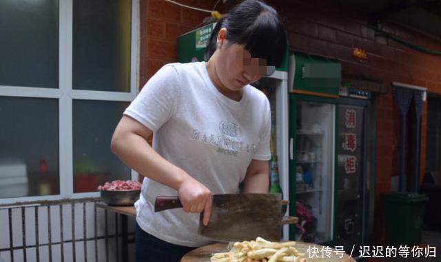 美食|78岁姥爷专注卖它40年,12元1碗,舅妈帮忙来收钱,一天能卖500碗!