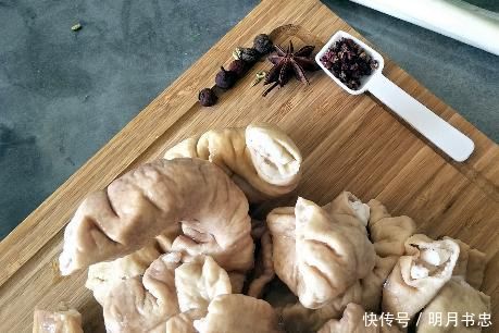 洗猪大肠原来如此简单，不放醋也不放小苏打，快速洗净无腥臭味