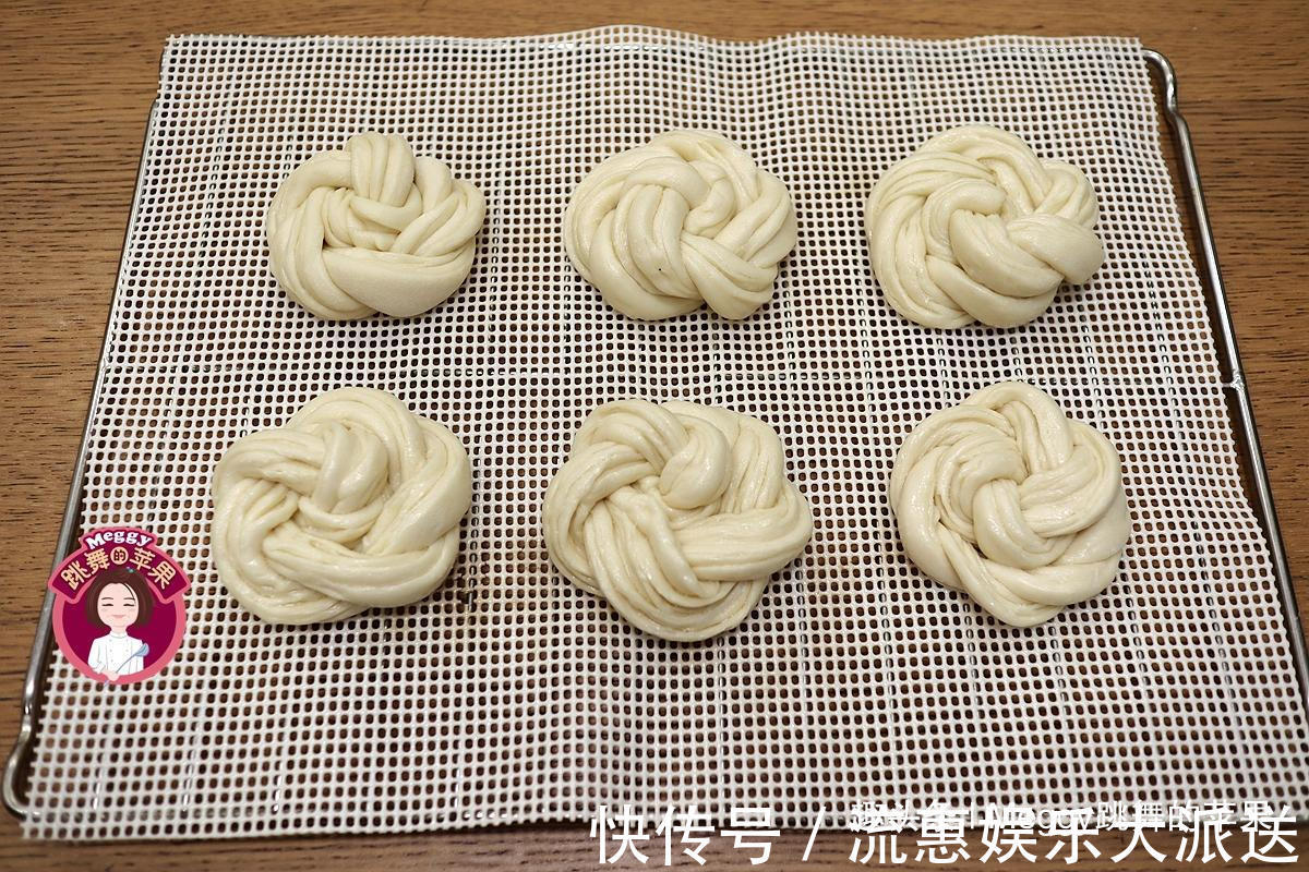 酵母|教你做个绣球花卷，又白又嫩又暄软，发面多加一料，面团高又白