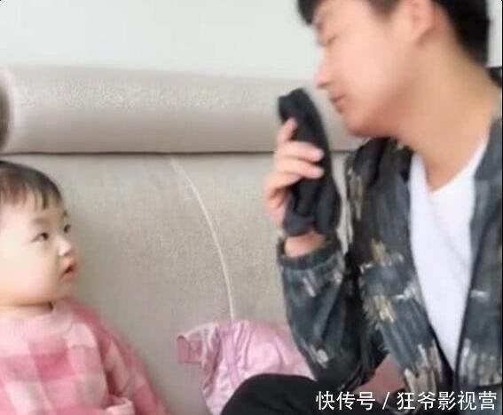 演技|爸爸闻自己袜子假装晕倒,女儿看后飙演技,网友:这是真熏晕了!