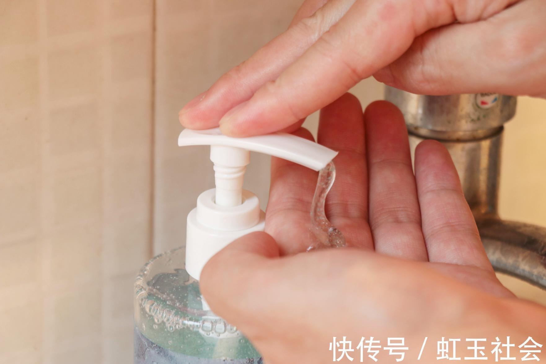 海洋赋活果酸清肌|珂岸果酸清肌磨砂沐浴露测评:高级冷香+磨砂效果让肌肤更舒适