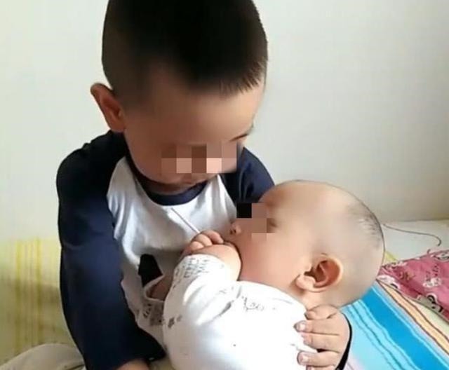 二胎|妈妈去买菜,5岁哥哥主动要照顾妹妹,回家后却发现哥哥嚎啕大哭
