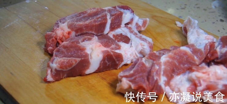 叉烧肉的家庭做法,先腌后焖,不加水不加油,鲜嫩多汁,香气四溢