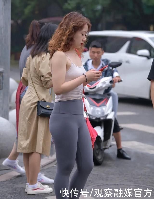 搭配|吊带连衣裙搭配粉色高跟鞋,贴身舒适,展现简约纯正的时尚感