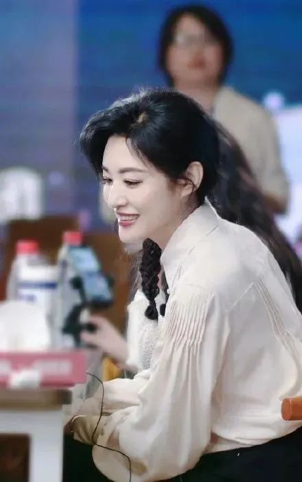 连续主持16届春晚,拿遍主持界所有奖项,她为何这么牛?