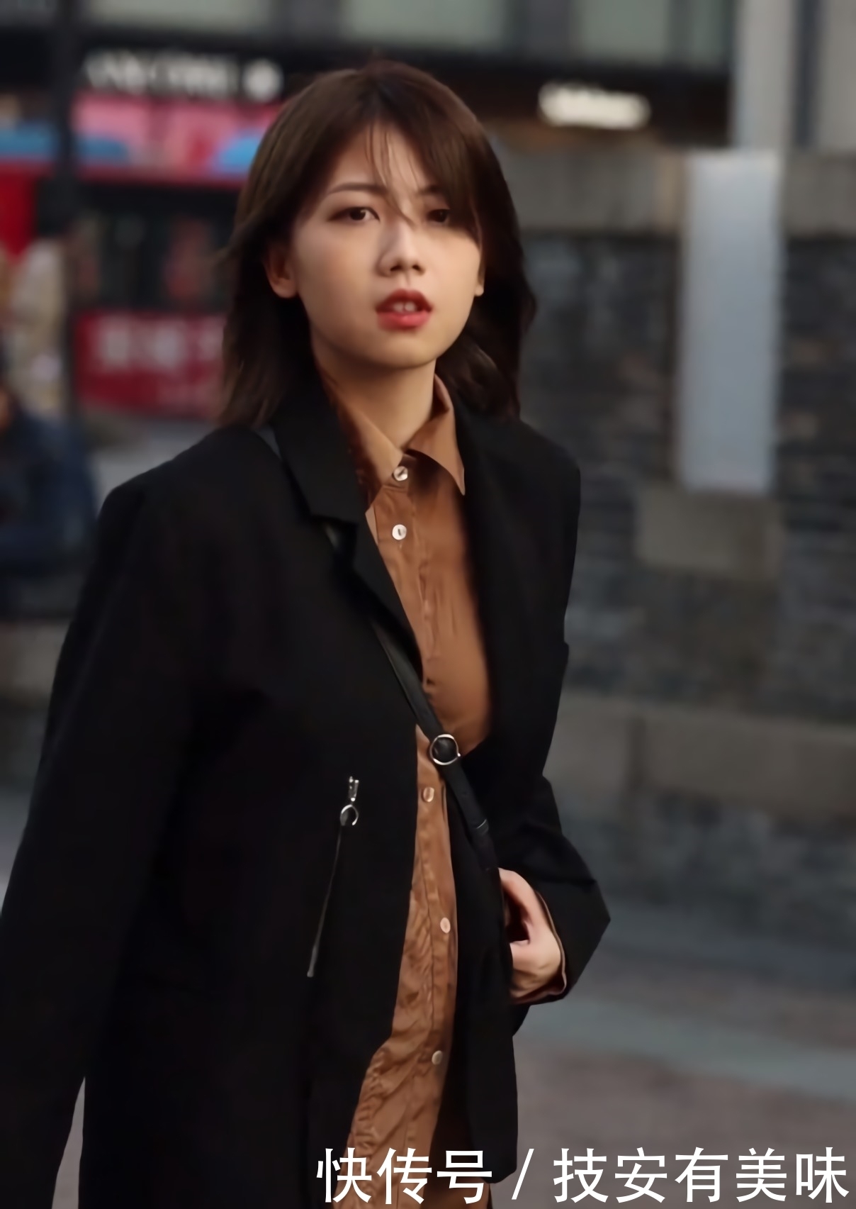 感觉|美女在衬衫上绑了6根“鞋带”,鞋子上却不绑,论帅气就服她了!