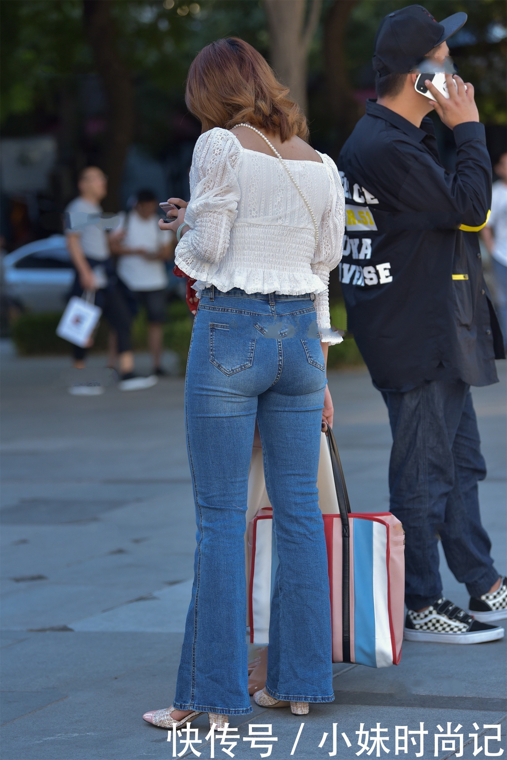 设计|街拍:白色泡泡袖设计上衣, 搭配阔腿裤, 邻家小公主气质